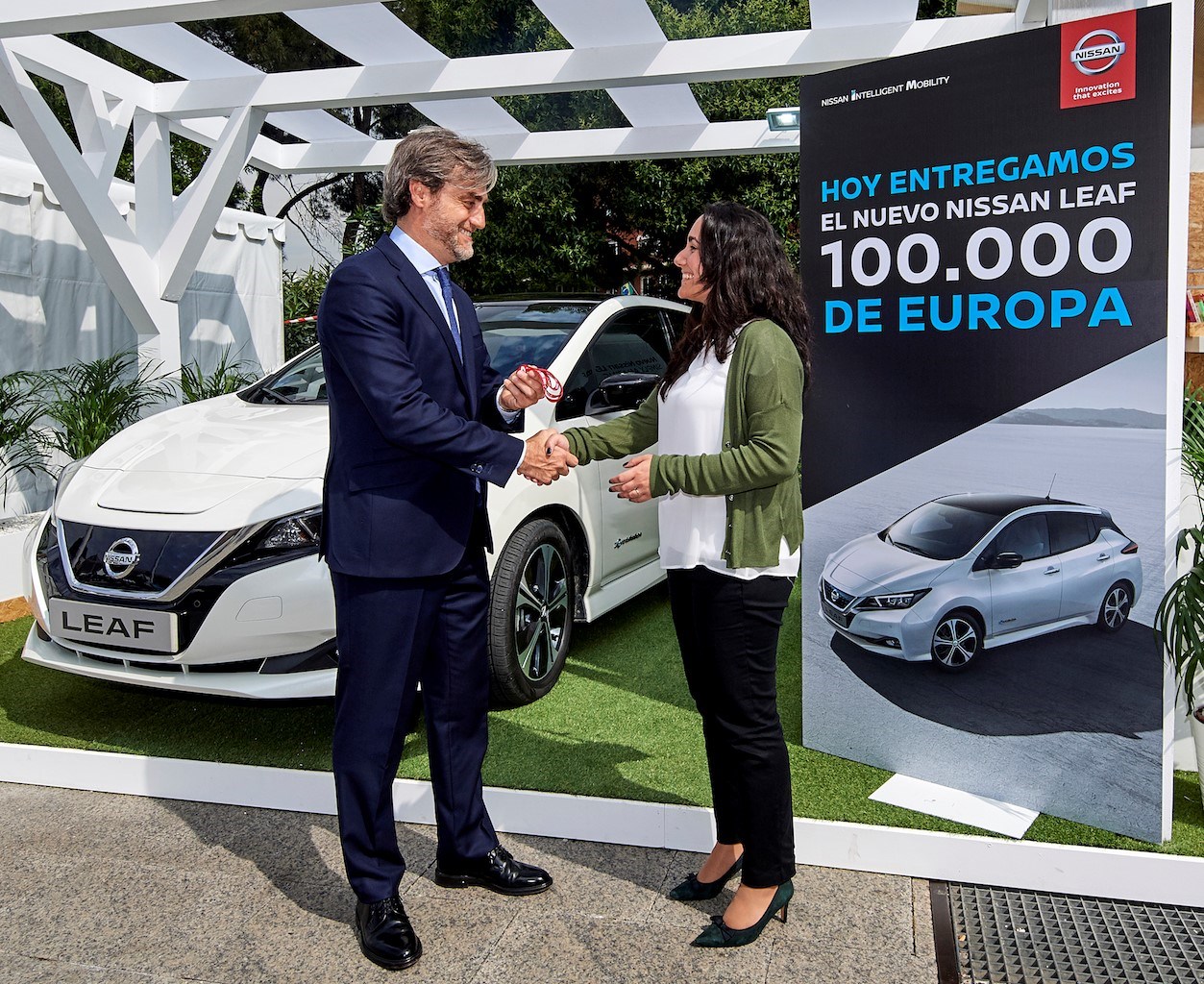 leaf Nissan продает 100 000 электромобилей LEAF в Европе