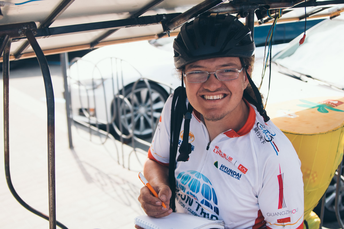 12 000 км на велосипеде с солнечными панелями. Участник международного веломарафона заехал в Киев